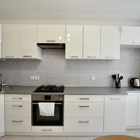 Cozy Apartment Next To The Park Ternopil Ngoại thất bức ảnh