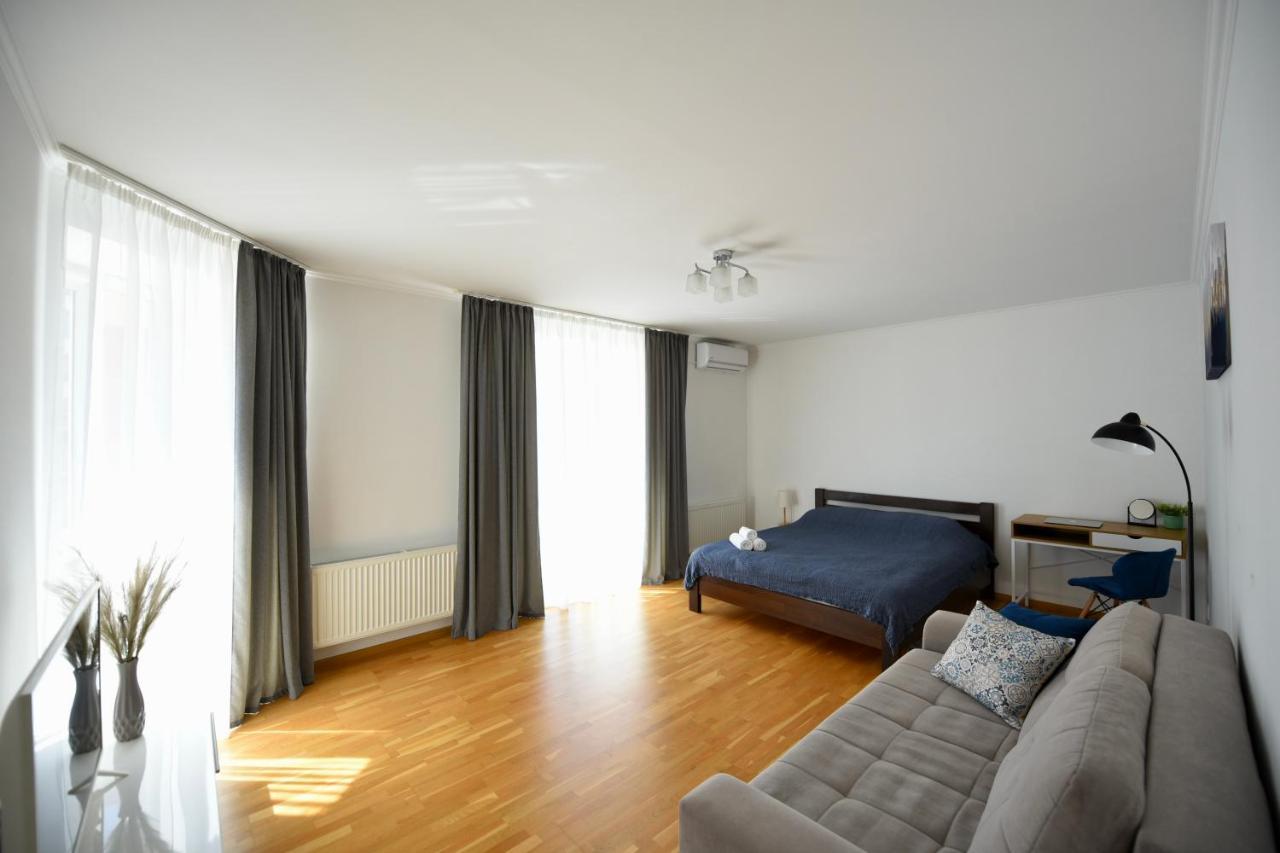 Cozy Apartment Next To The Park Ternopil Ngoại thất bức ảnh