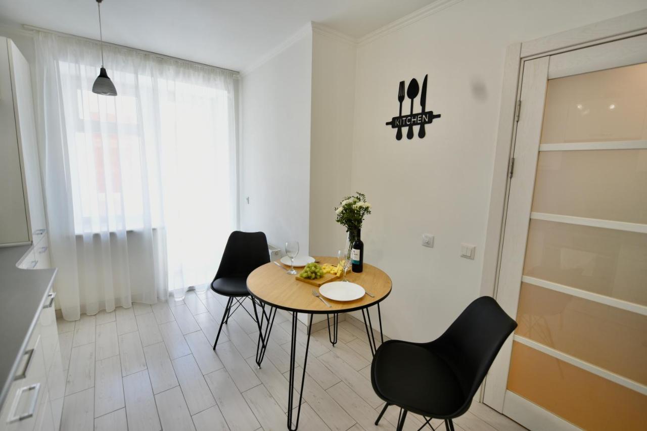 Cozy Apartment Next To The Park Ternopil Ngoại thất bức ảnh