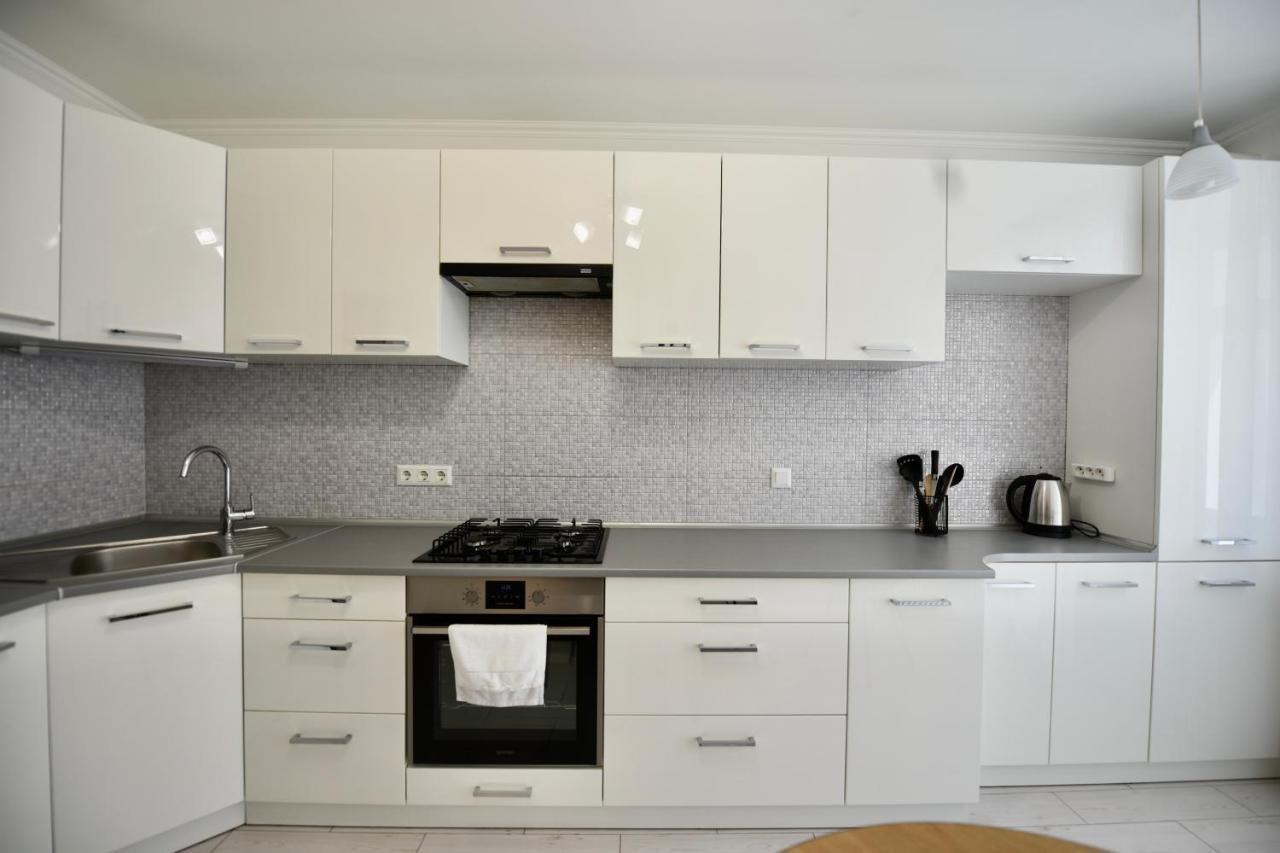 Cozy Apartment Next To The Park Ternopil Ngoại thất bức ảnh