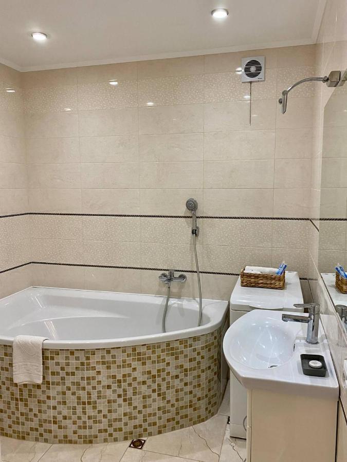Cozy Apartment Next To The Park Ternopil Ngoại thất bức ảnh
