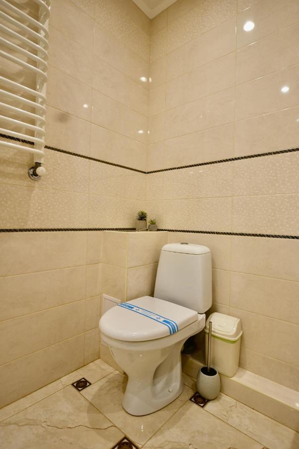 Cozy Apartment Next To The Park Ternopil Ngoại thất bức ảnh