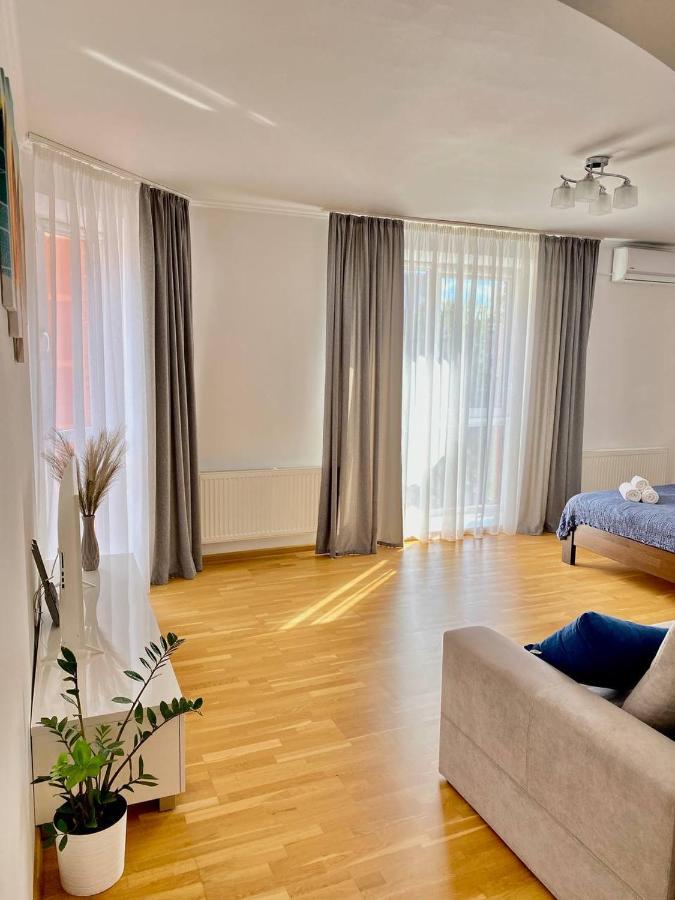 Cozy Apartment Next To The Park Ternopil Ngoại thất bức ảnh